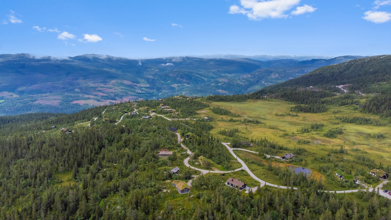 Eiendommen ligger i populært område med flott turterreng sommer som vinter. Galleribilde