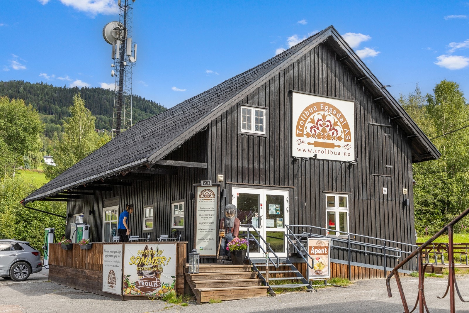 Trollbua er et hyggelig sammlingspunkt, her kan man nyte alt fra hjemmelaget bakstverk til iskrem og kaffe. Galleribilde