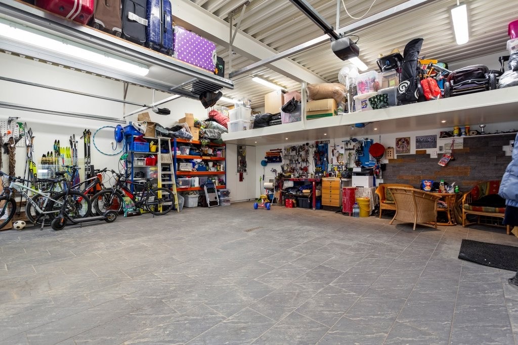 I tilknytning til leiligheta er det en dobbelgarasje på hele 60 m2 (oppvarmet med varmekabler) Galleribilde