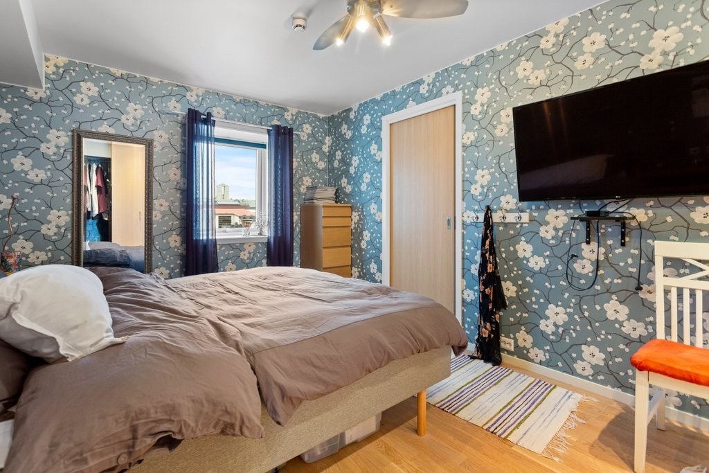 Soverom i 2. etg. med romslig walk-in garderobe Galleribilde