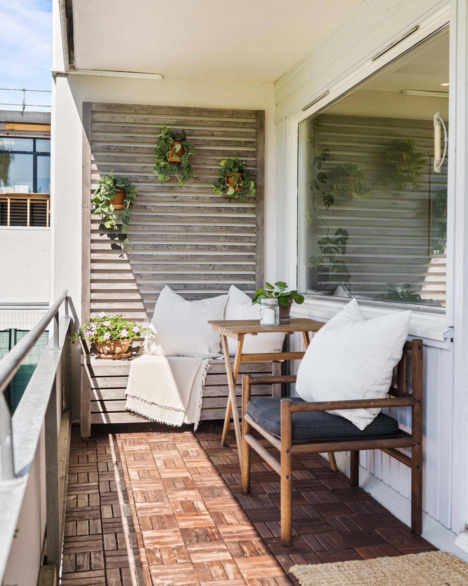 Fra stuen er det utgang til en flott balkong på ca 10 m2. Uteplassen vender mot vest og oppleves som en forlengelse av stuen sommerhalvåret. Her kan du innredet med ønsket utemøblement og nyte sol fra ca 14.30-21.00 sommerstid Galleribilde