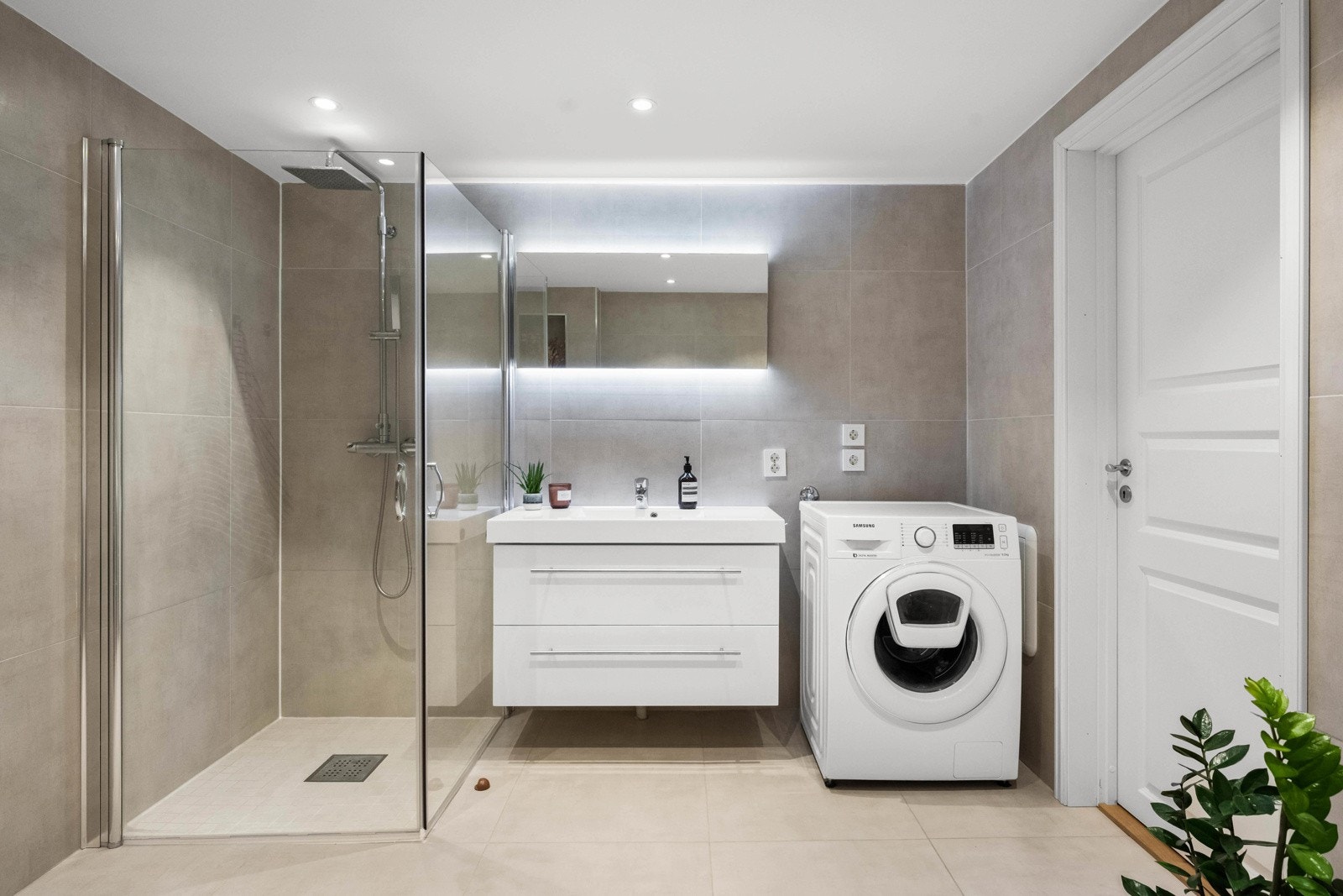 Baderommet er av god størrelse med tidsriktige farger og innredning. Badet ble oppusset i 2015 og er bla. flislagt med varmekabler i gulv, samt downlights i himling Galleribilde