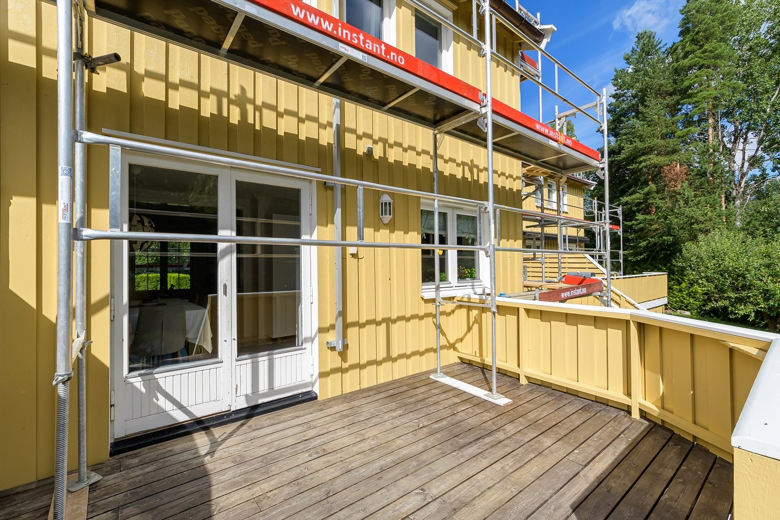 Østvendt veranda som egner seg perfekt for sene frokoster og utendørslek om sommeren. Galleribilde