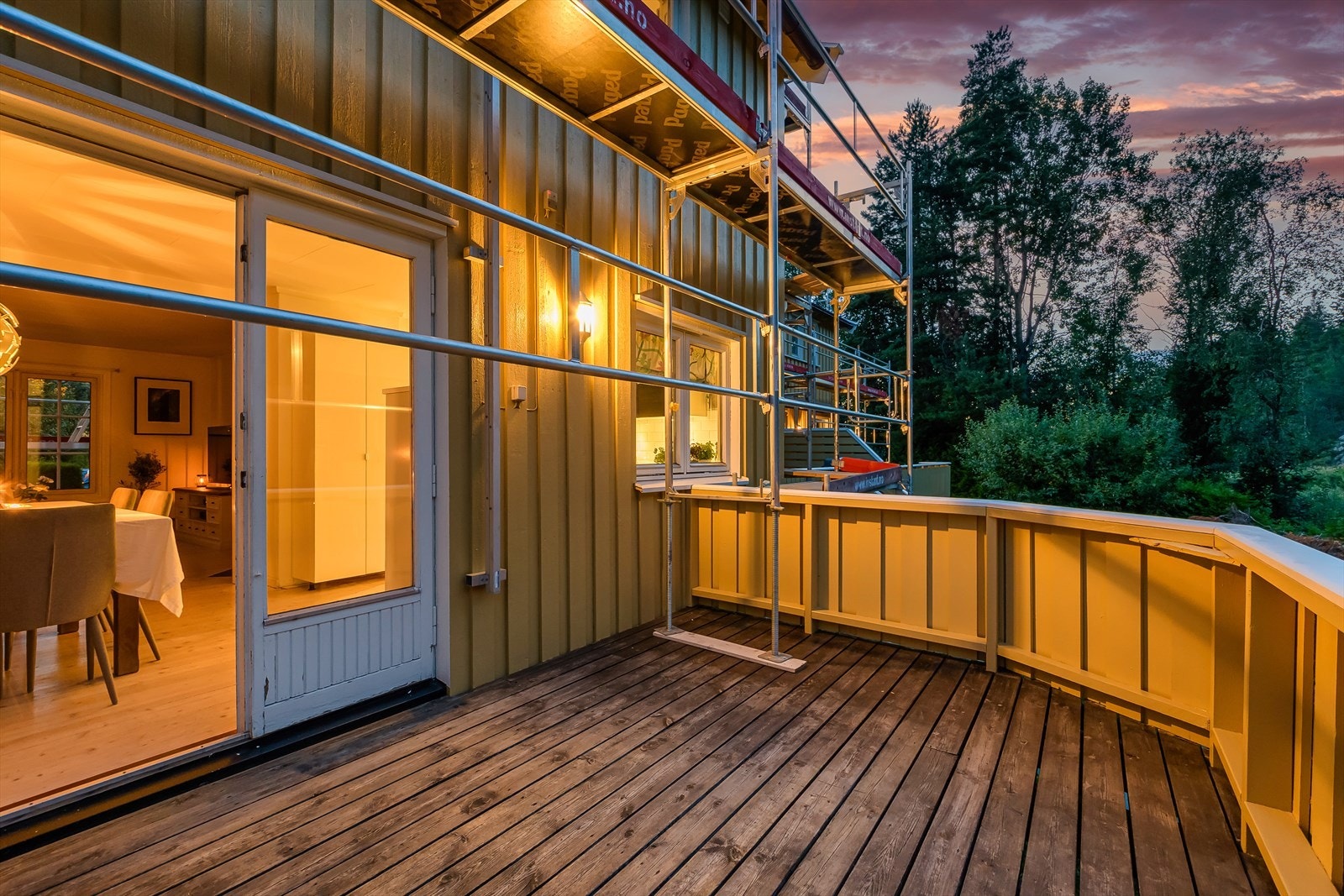 Utebelysning på verandaen setter stemningen. Galleribilde
