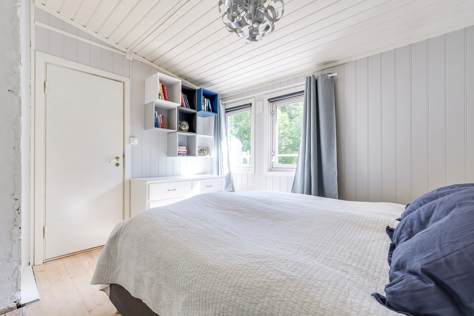 Lyst og behagelig soverom som vender inn mot skogen. Galleribilde