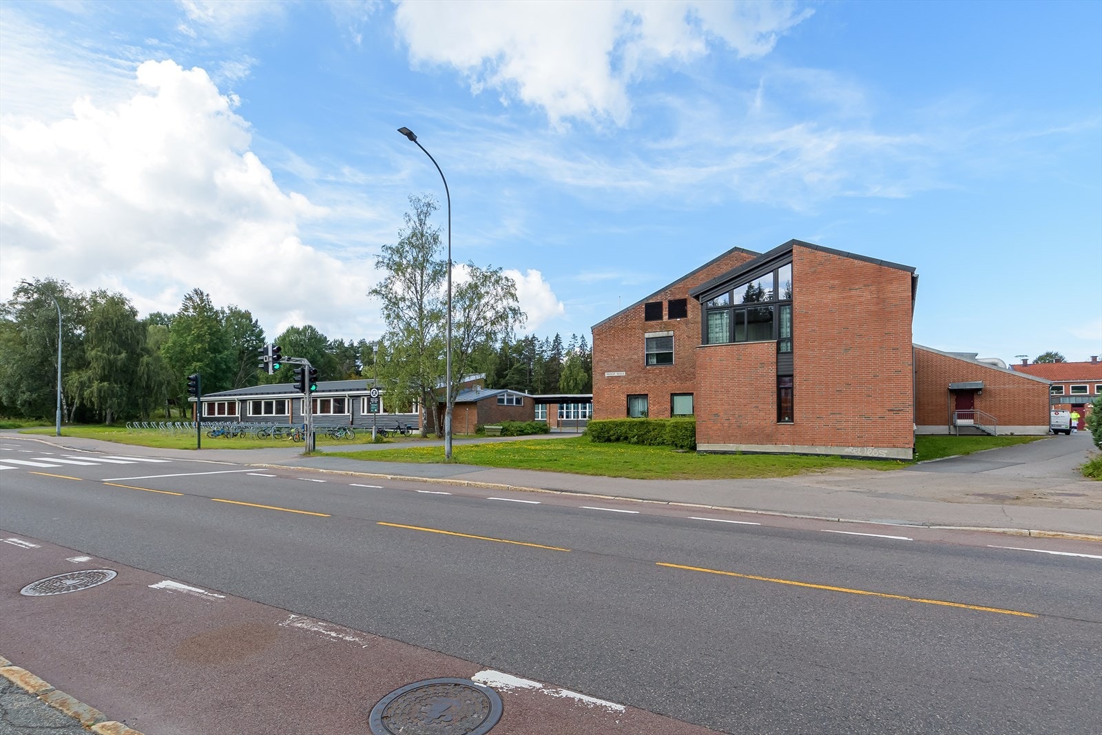 Trasop skole (barneskole) ligger rett på andre siden av Hellerudveien. Galleribilde