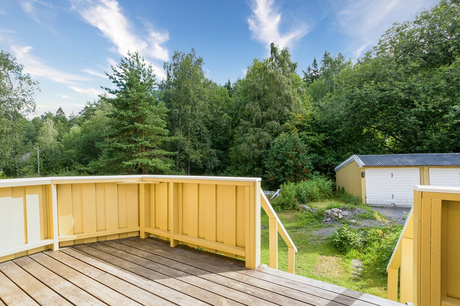 Veranda med herlig, grønt utsyn rett inn i Østmarka. Galleribilde