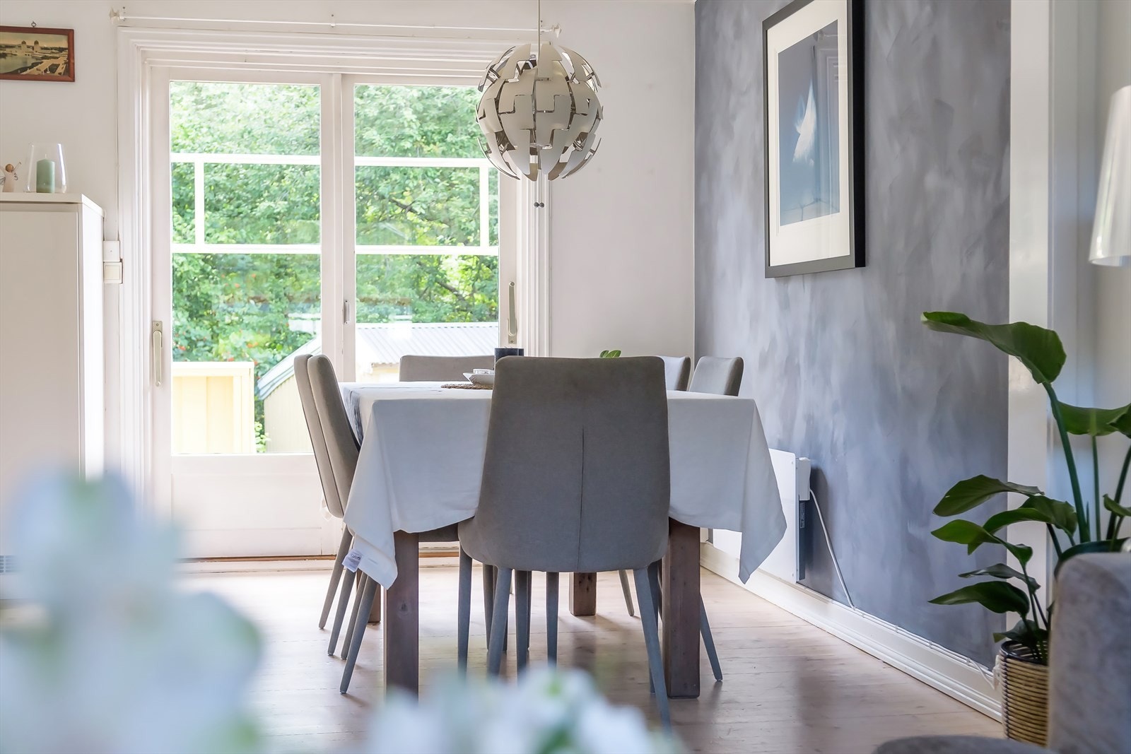 Fra stuen er det utgang til verandaen på baksiden av huset. Galleribilde
