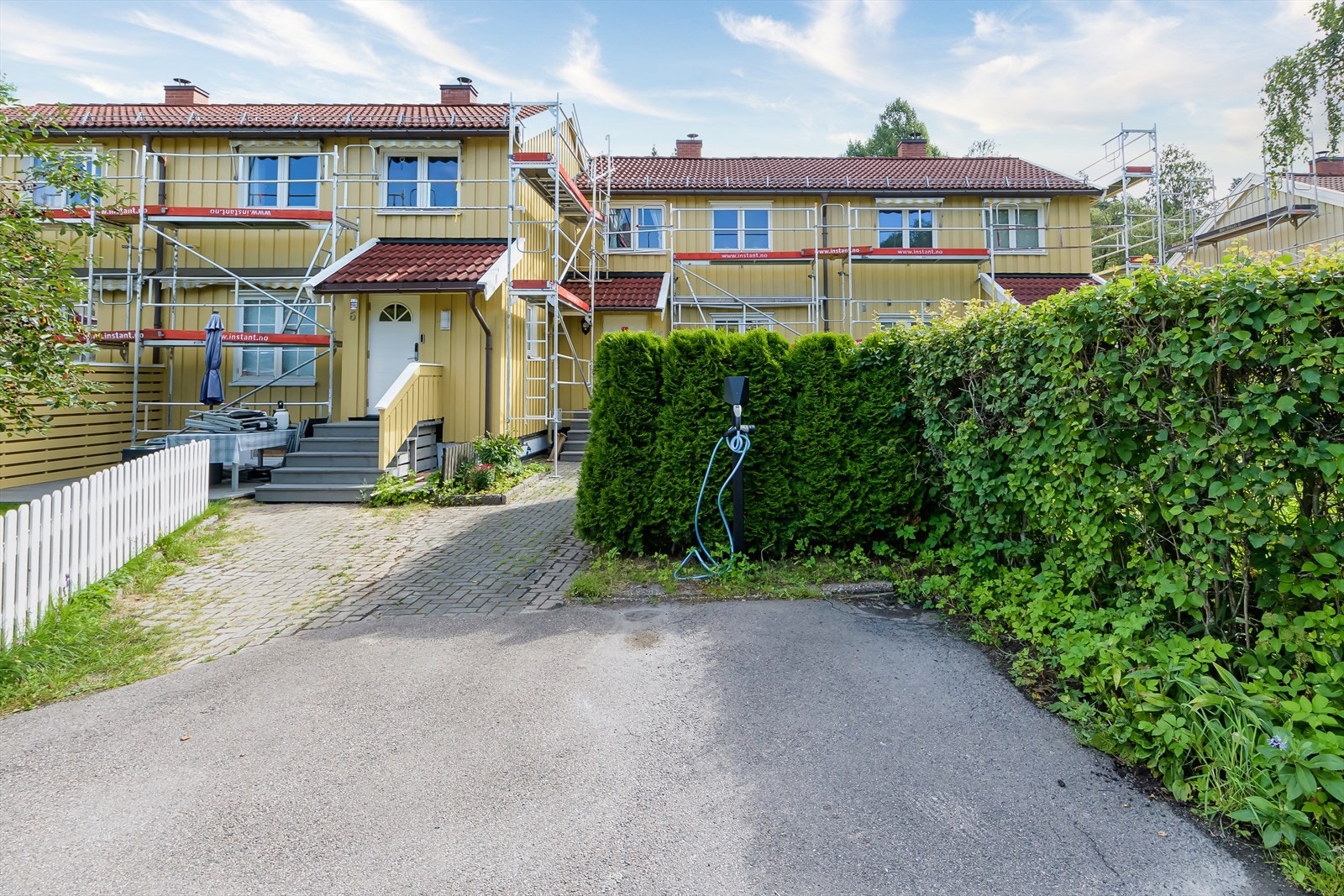 Adkomst til boligen via felles hellelagt gangvei. Galleribilde