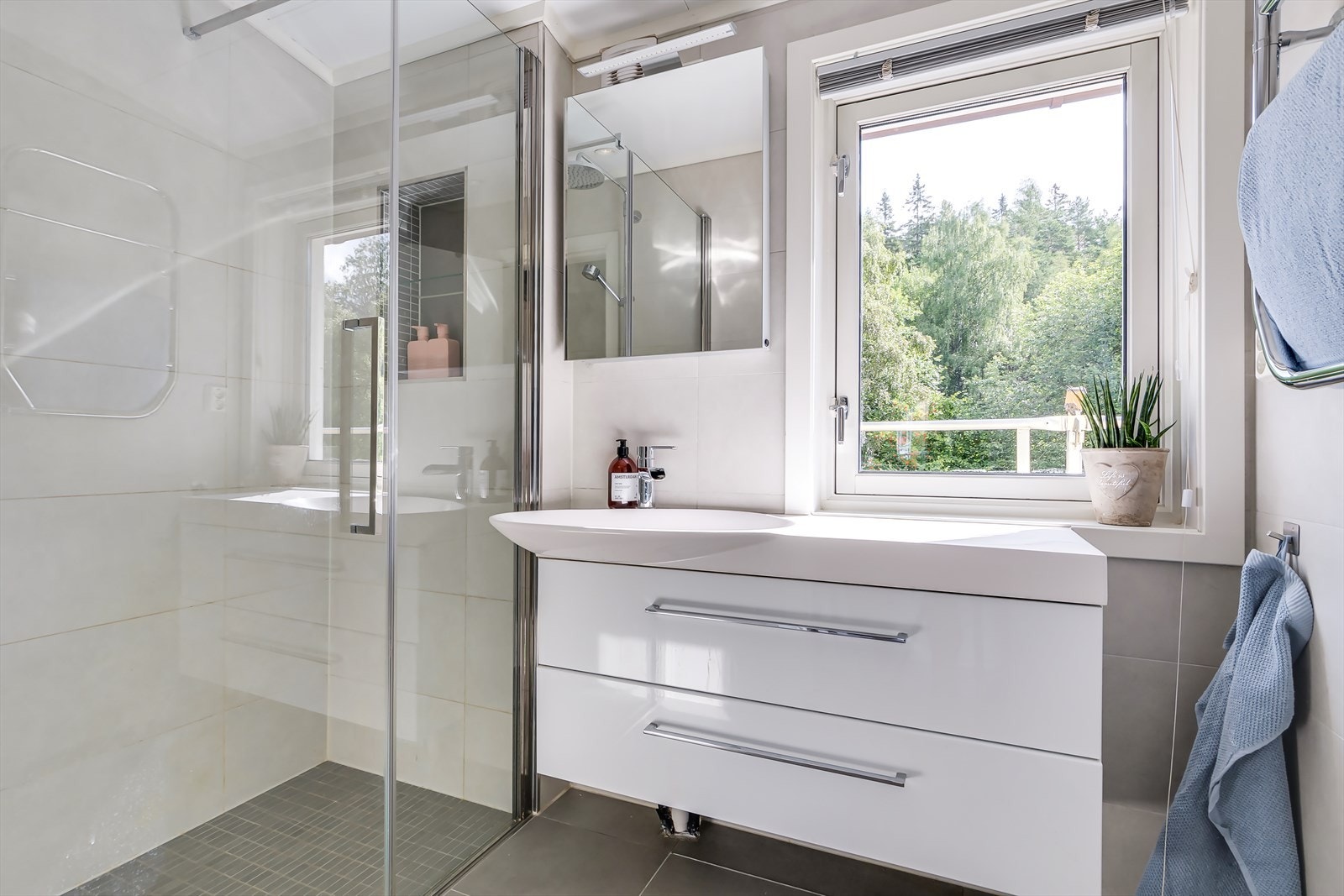 Pent flislagt dusjbad som ble pusset opp i 2015. Galleribilde