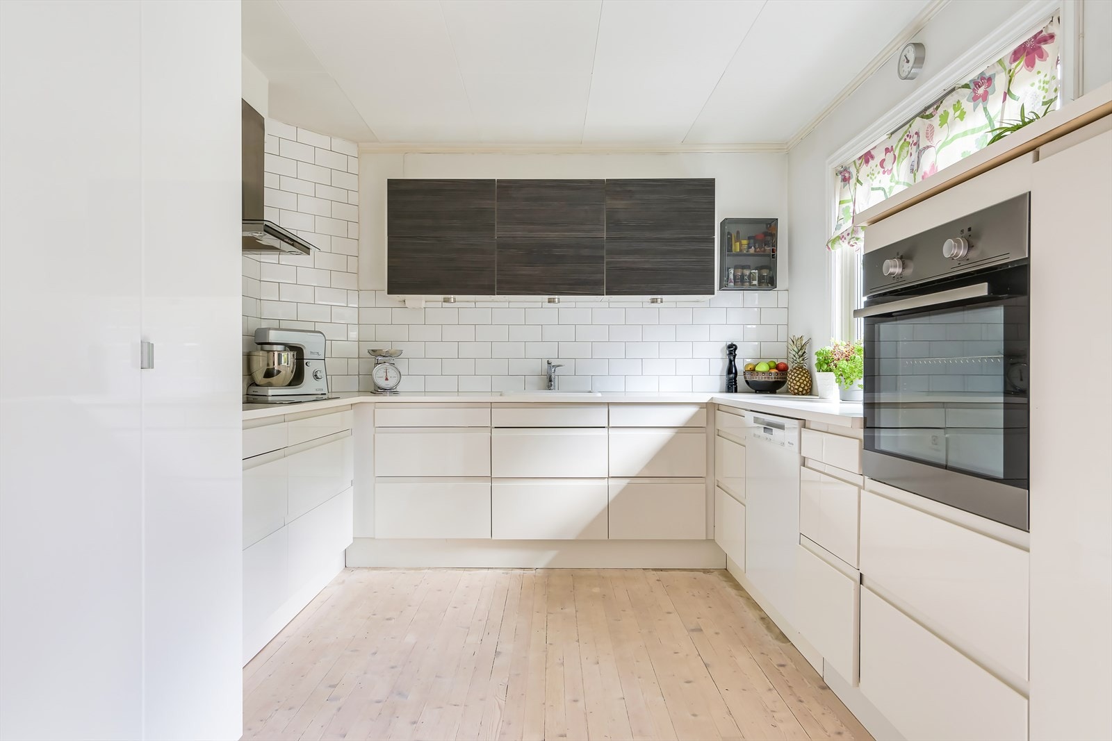Pent og stilrent kjøkken fra HTH med rikelig skap- og benkeplass. Galleribilde