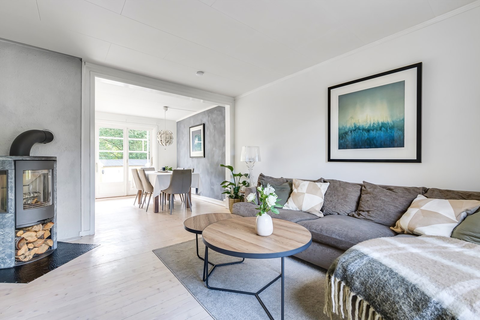 Første etasje består av entré, trapperom, stue og kjøkken i åpen løsning. Galleribilde