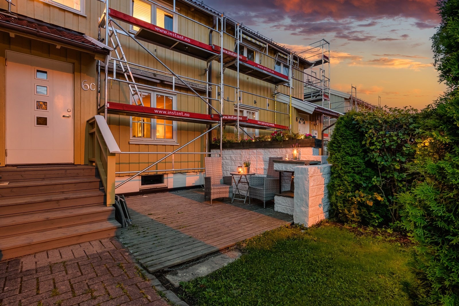 Uteplassen på fremsiden av huset er vestvendt, og der du vil komme til å nyte kveldssolen. Galleribilde