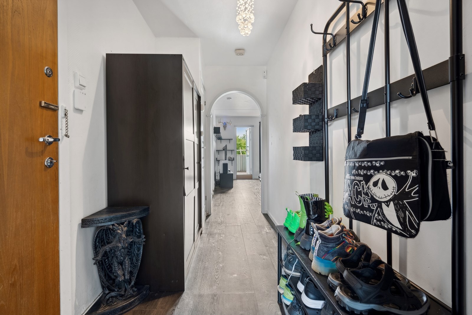 Praktisk gang med god plass til et garderobeskap. Galleribilde