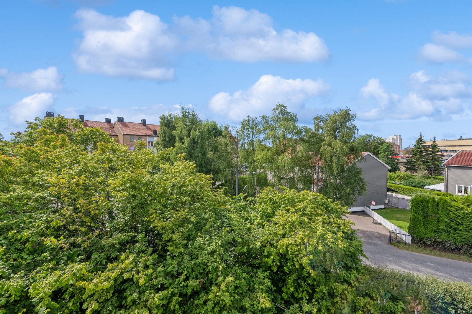 Utsikten fra balkongen, uten direkte innsyn, borettslagets område er velstelt og innbydende. Galleribilde
