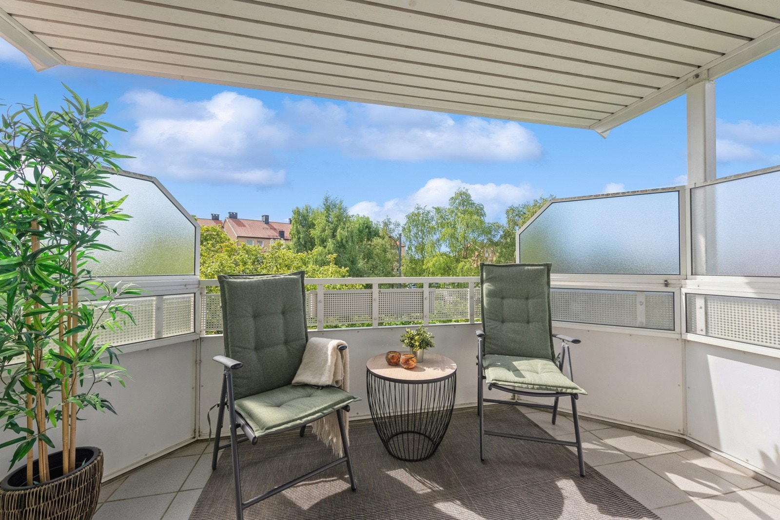 Topp-og endeleilighet med fantastiske lys og solforhold med vindu fra 3 sider og overbygget og lun balkong på gavlvegg. Galleribilde