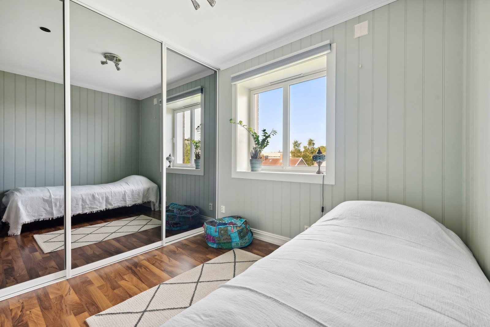 Soverom 2 har hel vegg med skyvedørsgarderobe med speil i front. Galleribilde