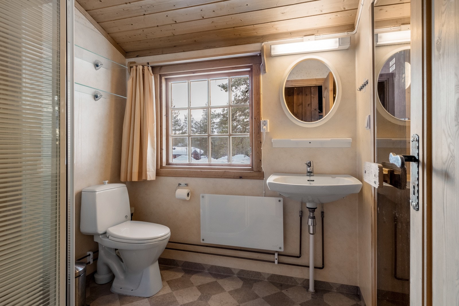 Badet er innredet med dusj, toalett og servant. Galleribilde