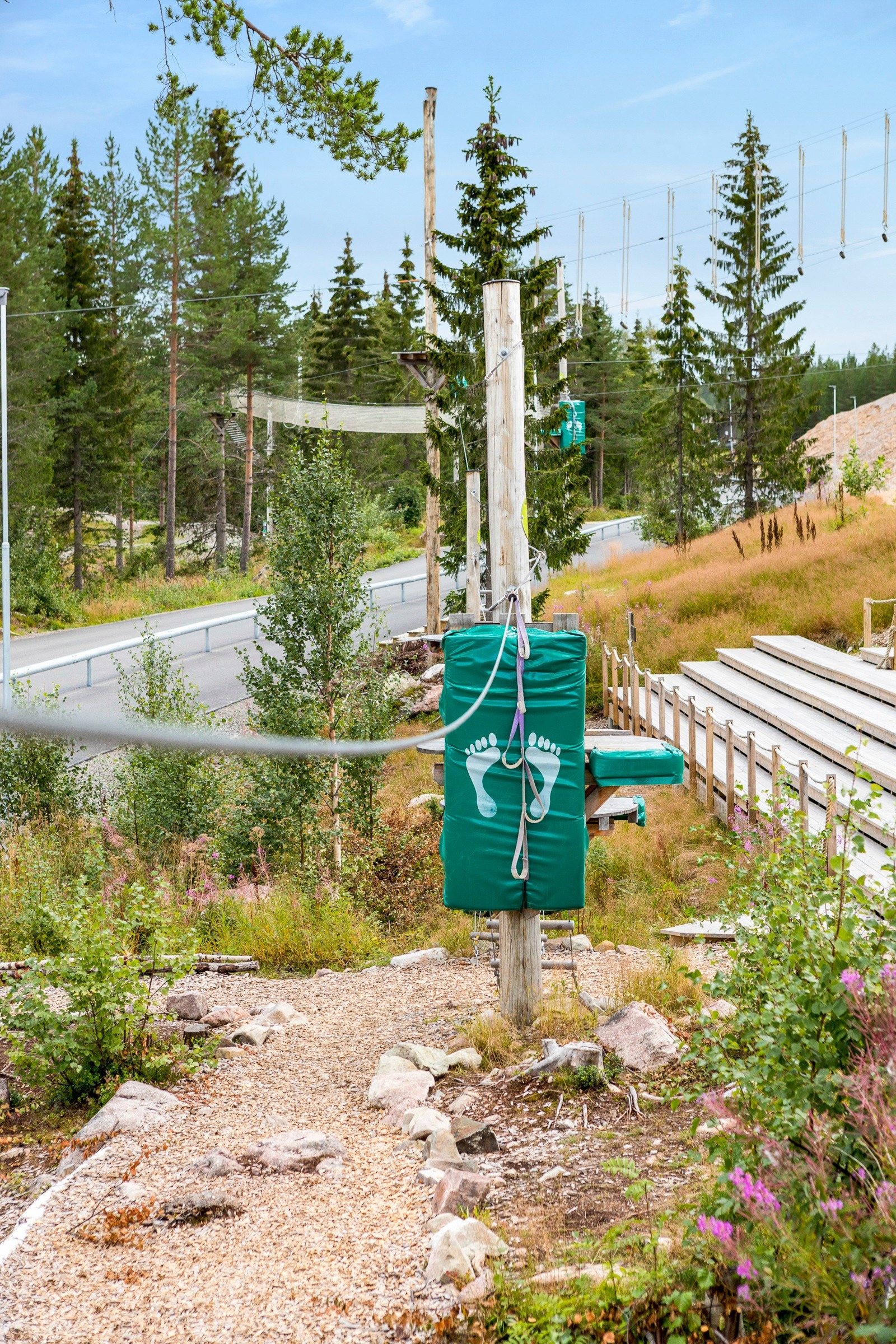 Fra hytta er det kort avstand til golfbane, sykkelstianlegg og klatrepark. Galleribilde