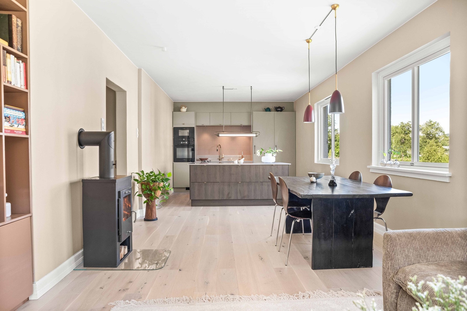 Det er god plass til stort spisebord for selskaper og begivenheter. Galleribilde