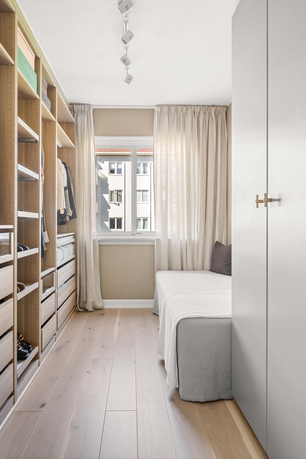 I dag er soverom 2 benyttet som "walk in closet"/gjesterom. Galleribilde