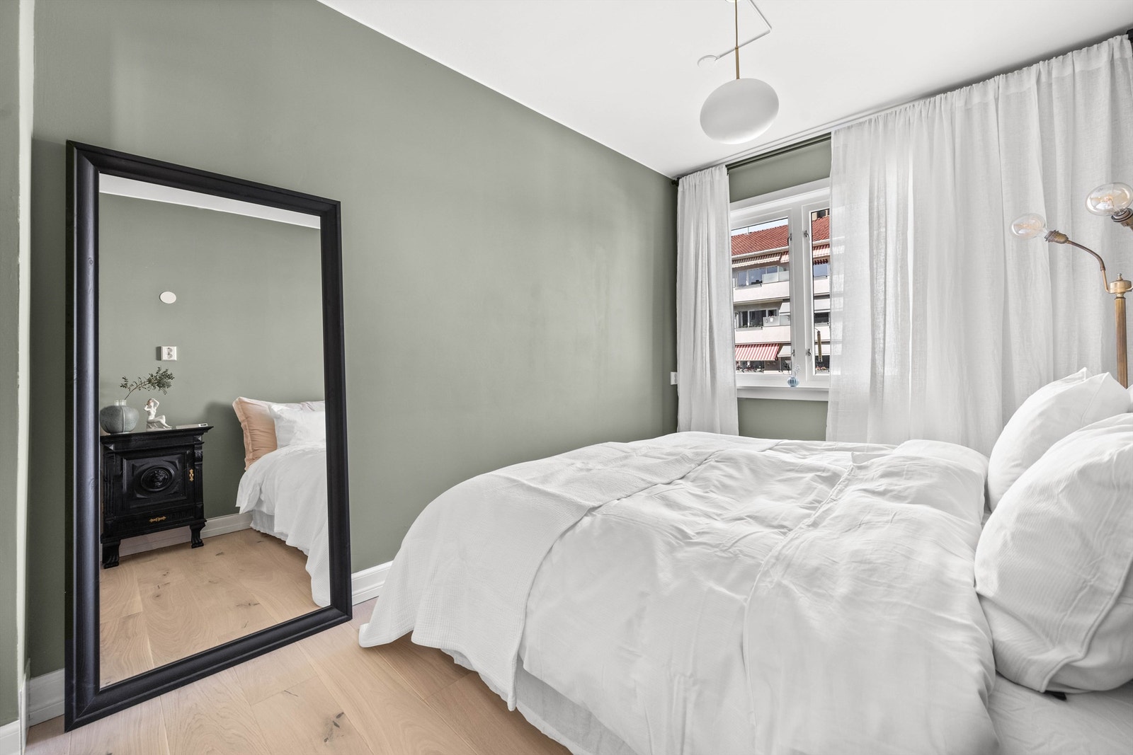 Hovedsoverommet har god plass til dobbeltseng og garderobeløsning. Galleribilde