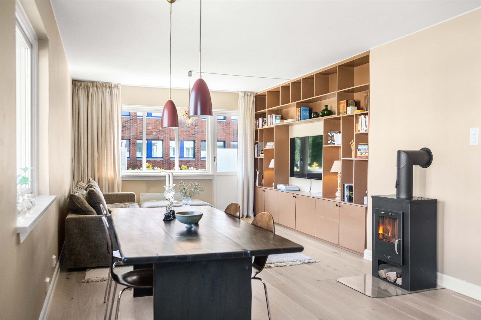 Her er det plassbygd hyllesystem/Tv-møbel, som er en flott eksklusiv detalj i rommet. Galleribilde