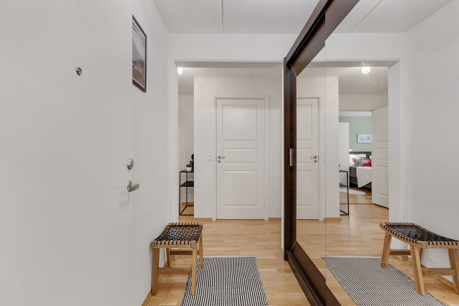 Her er det god pass til oppbevaring i stor skyvedørsgarderobe Galleribilde