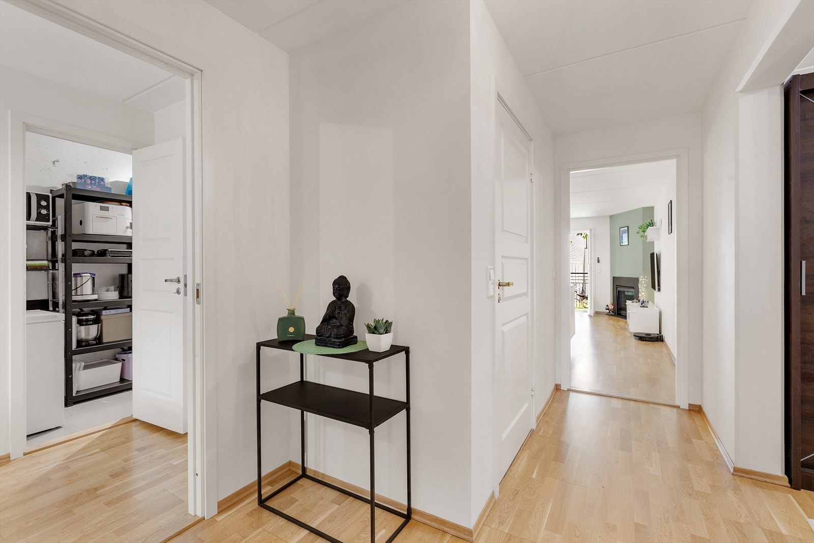 Entrèen er det naturlige knutepunktet i leiligheten Galleribilde