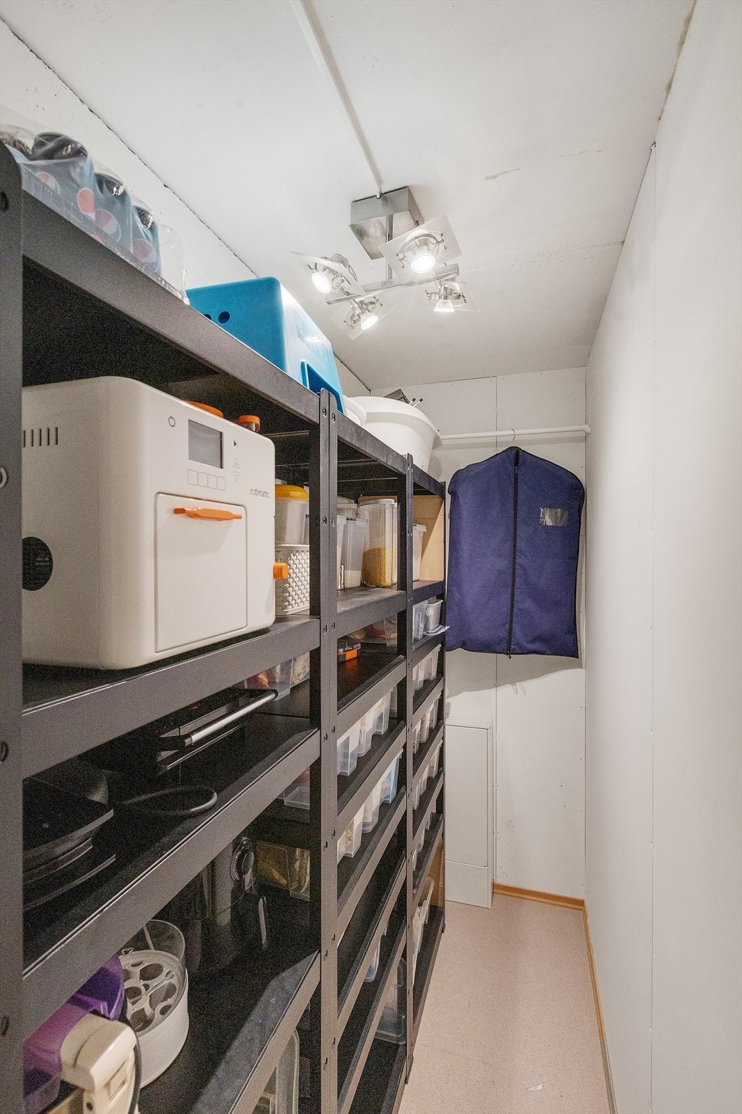 Rikelig med lagringsplass medfølger leiligheten med innvendig bod og bod i kjelleren Galleribilde