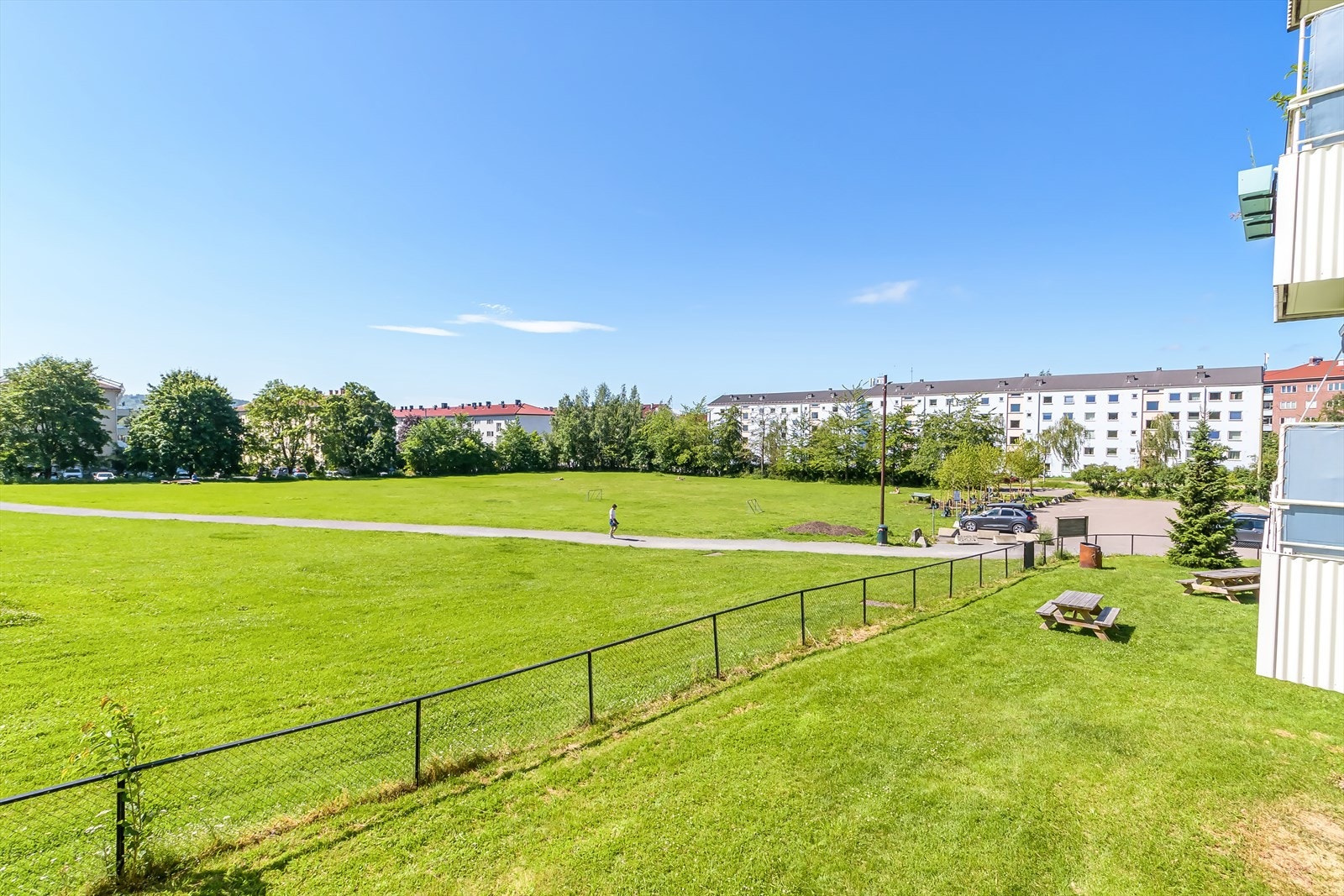 Balkongen byr på en flott utsikt rett utover Ola Narr parken Galleribilde