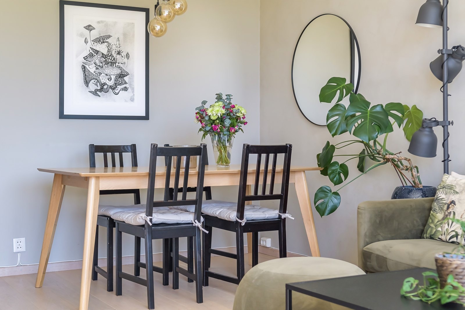 Det er god plass til å invitere til en hyggelig middag rundt spisebordet Galleribilde