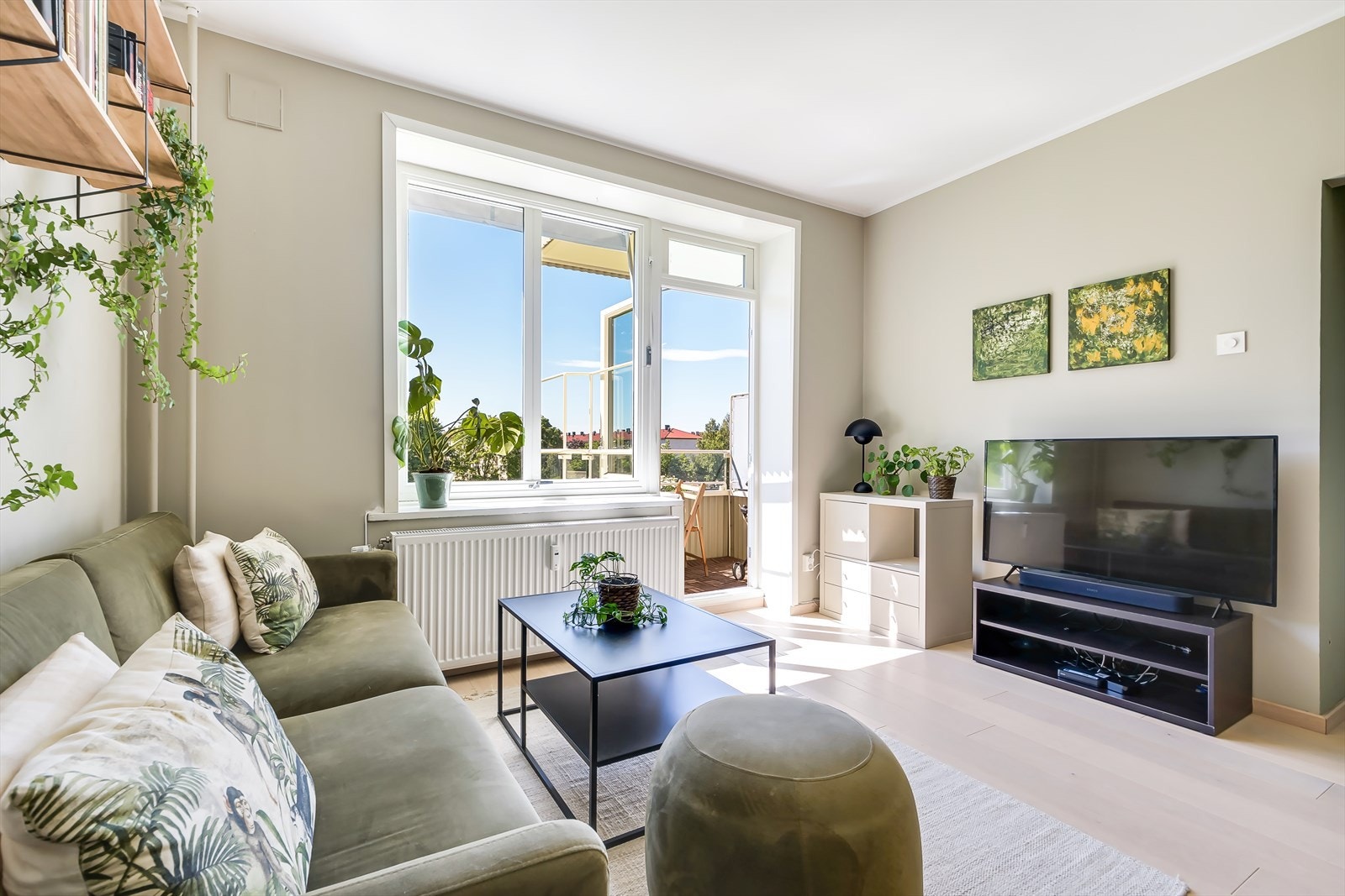 Stuen har god takhøyde og store vindusflater som slipper godt inn med naturlig lys Galleribilde