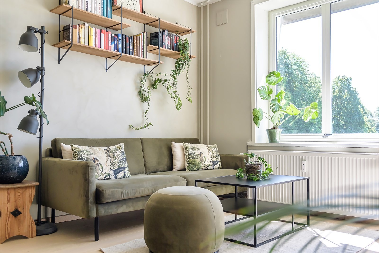 Stuen har god plass til sofa, tv-møbler og spisebord Galleribilde