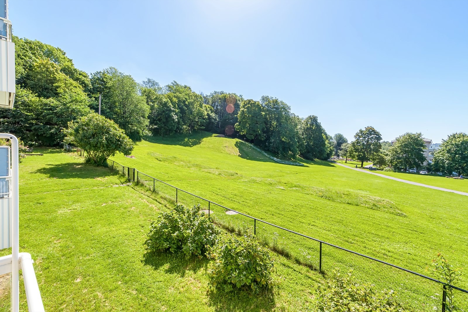 Selger opplyser at solen kommer fra ca. kl. 11:00 og går ned ca. kl. 20:00 på sommerstid Galleribilde