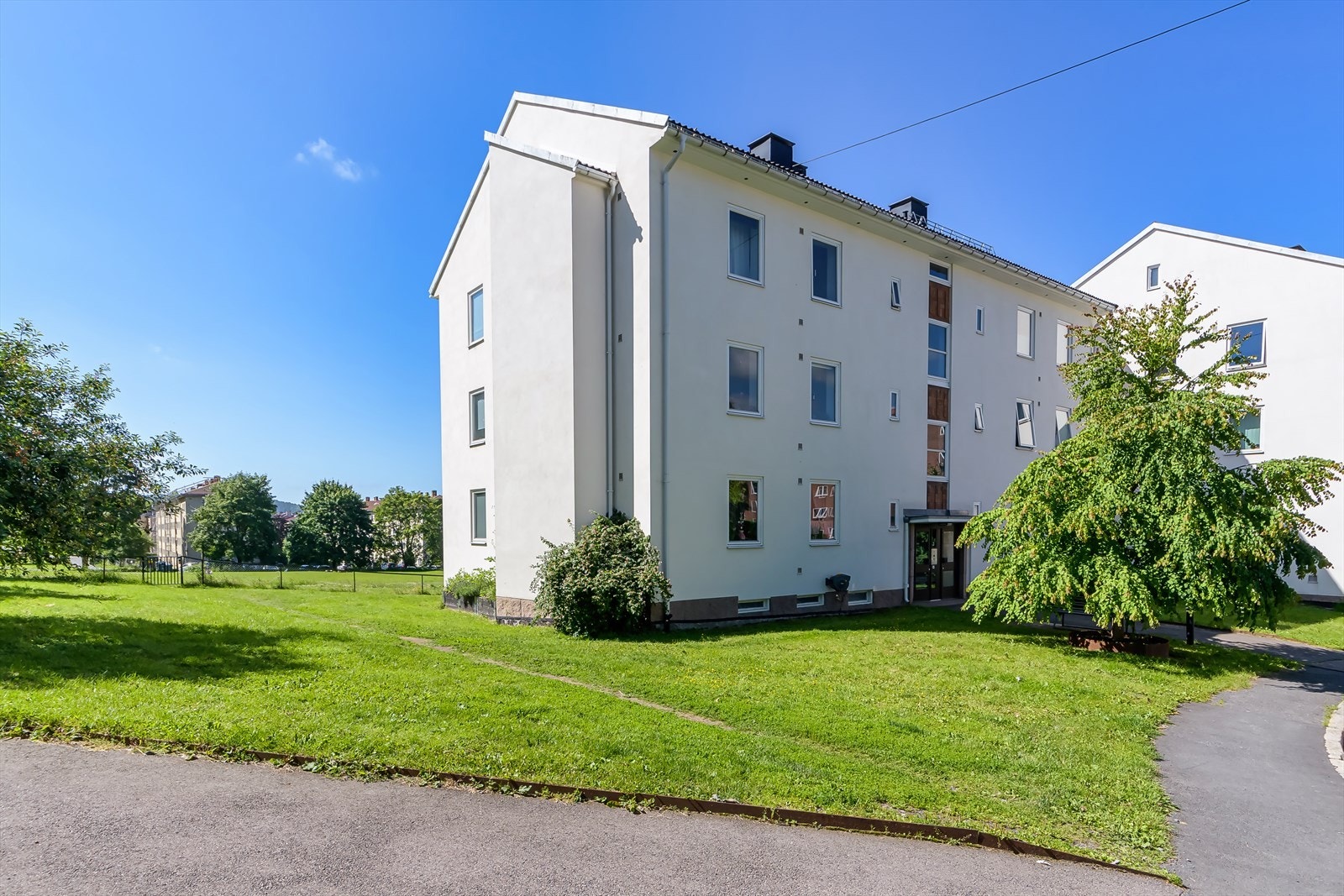 Her bor du i et svært attraktivt borettslag med god rehabiliteringshistorikk. Borettslaget har ca. 83 parkeringsplasser som tildeles etter venteliste Galleribilde