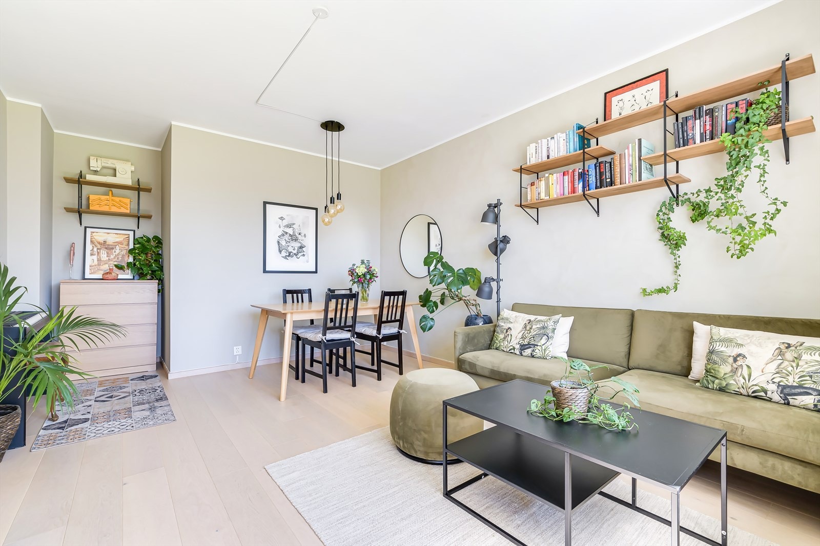 Hele leiligheten er godt vedlikehold med overflate oppussing og nytt parkettgulv i eik fra 2020 Galleribilde