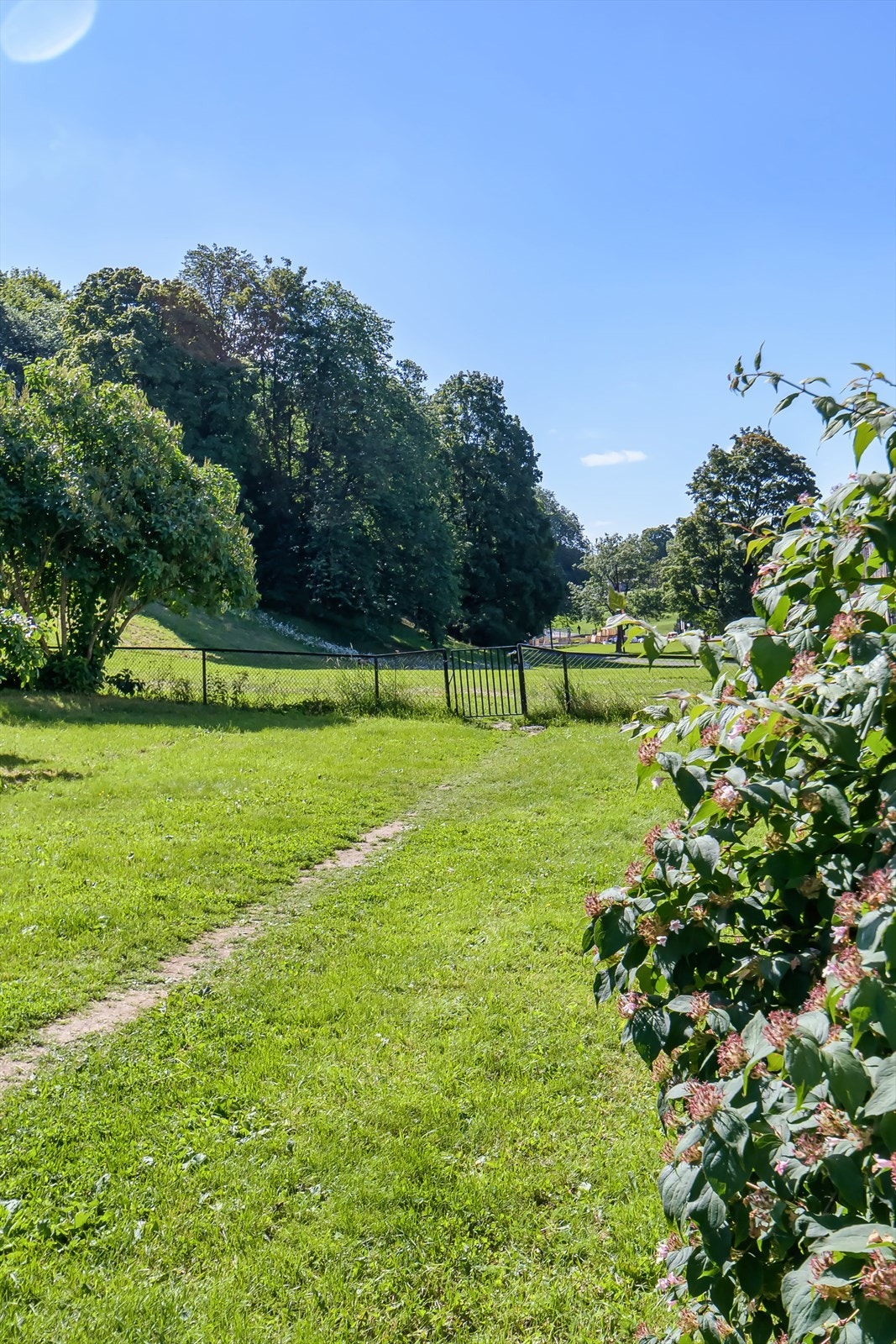 Leiligheten har en sentral og attraktiv beliggenhet, men samtidig tilbaketrukket fra støy og trafikk Galleribilde
