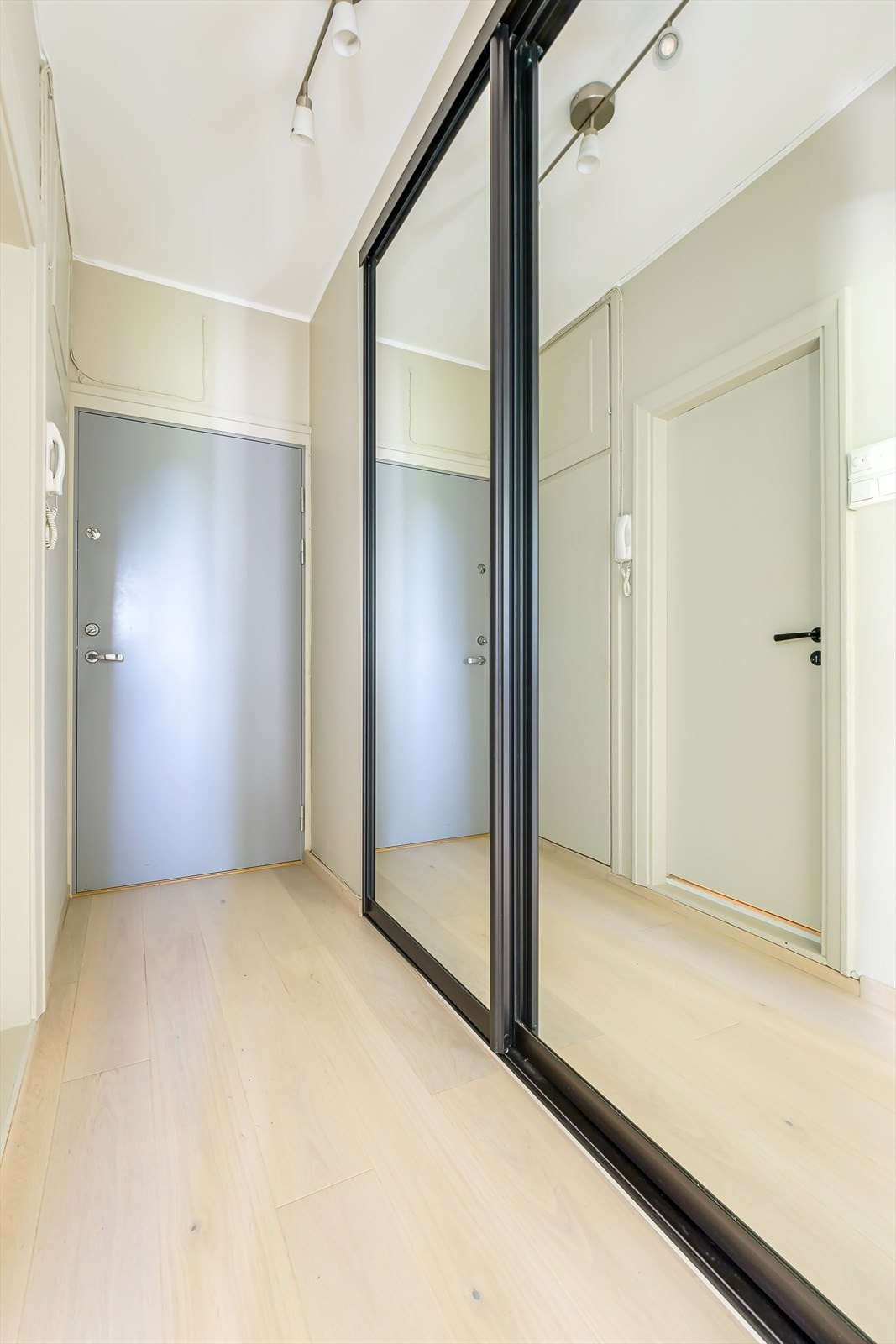 Flott entré utstyrt med stor skyvedørsgarderobe med speilfronter som ble plassbygget i 2020 Galleribilde