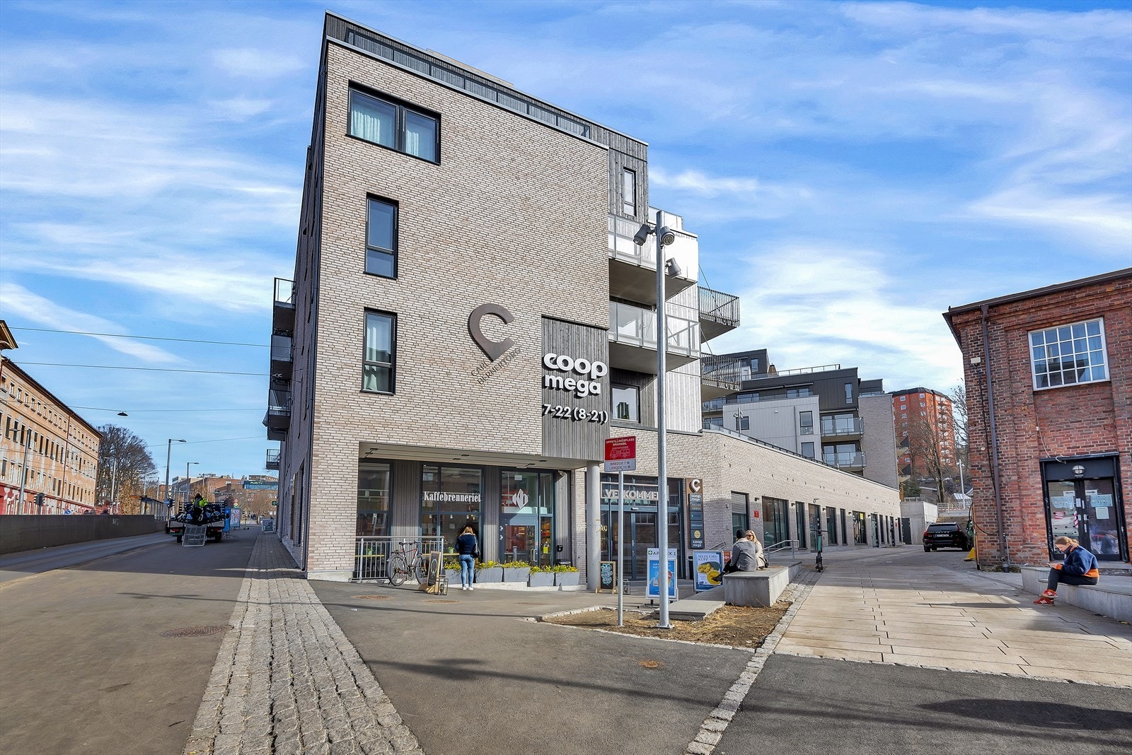 Nye Carl Berner Torg ligger en kort spasertur unna med blant annet stor matbutikk, kaffebrenneriet, blomsterbutikk og apotek Galleribilde