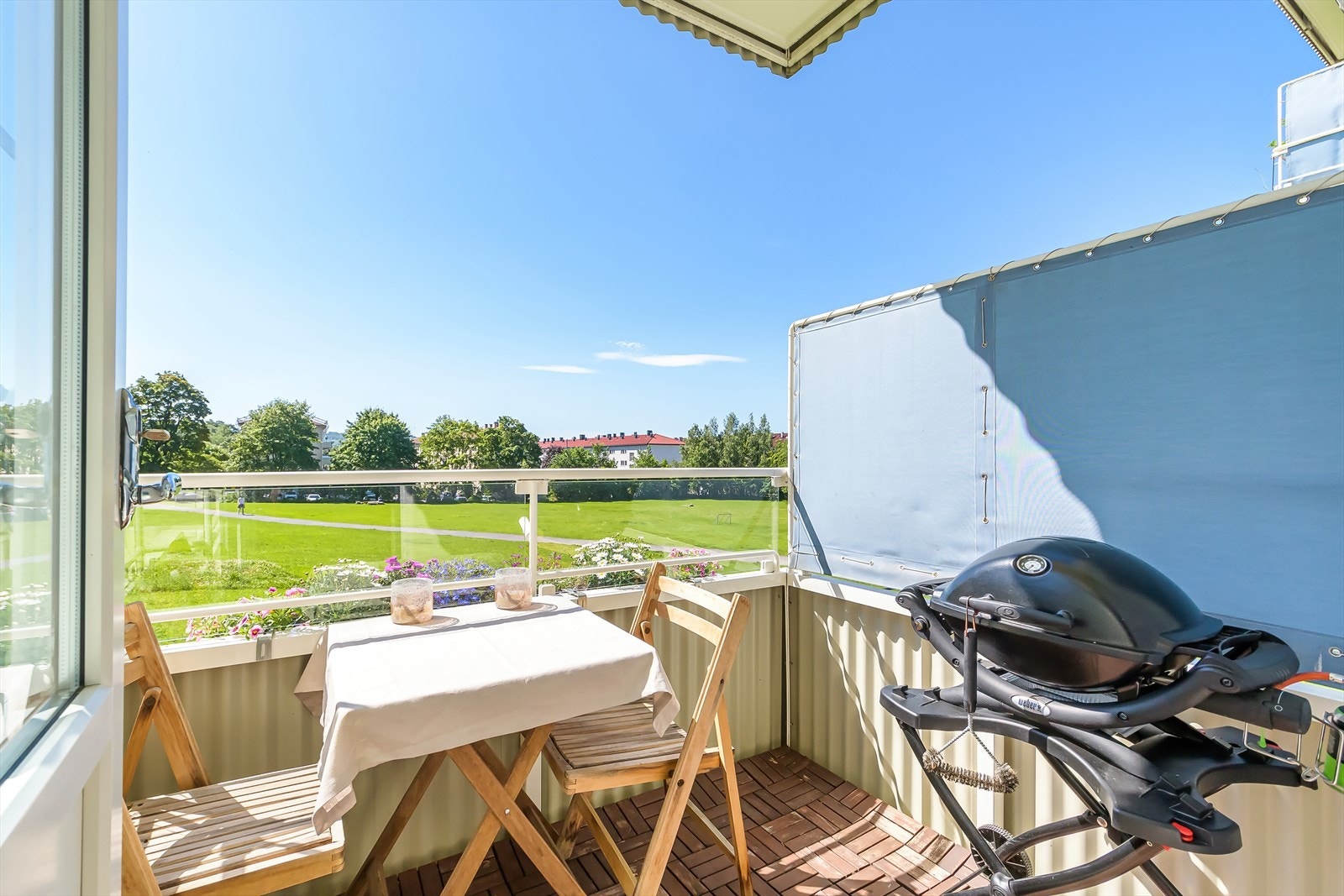 Balkongen har plass til utemøbler og grill Galleribilde