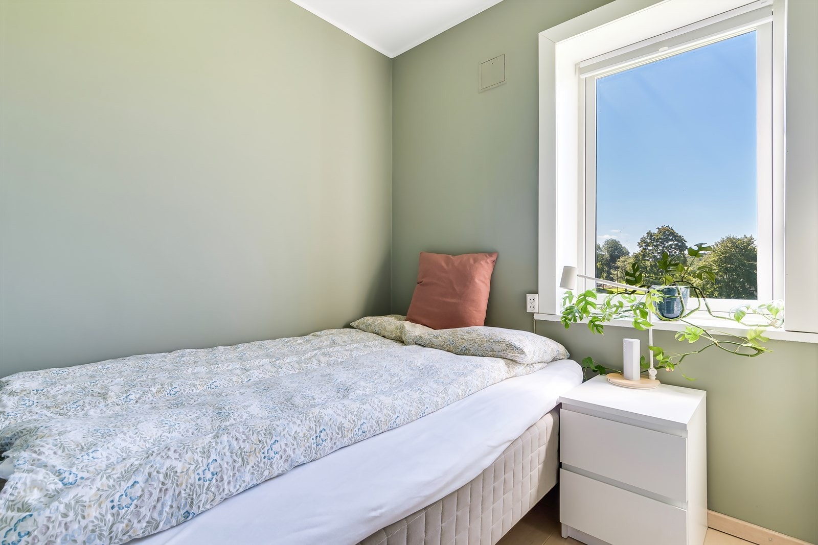 Lunt soverom med plass til dobbeltseng og natt bord. Galleribilde