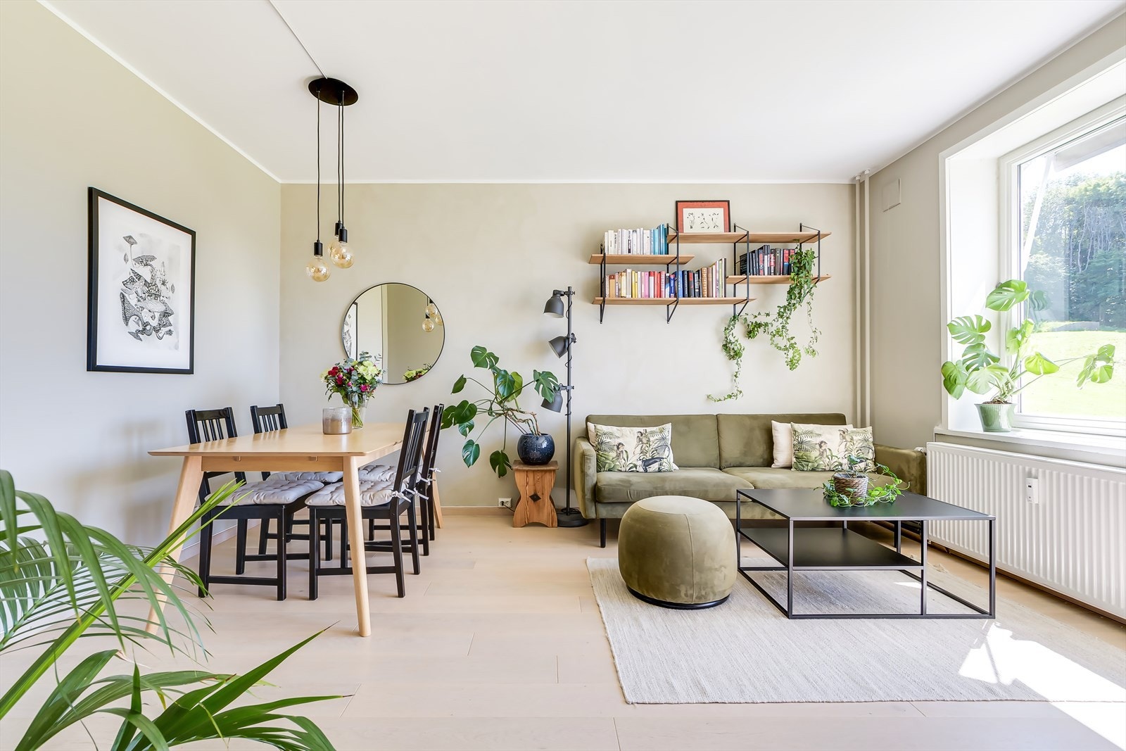 Delikat stue med en fin og romslig planløsning med flere innredningsmuligheter Galleribilde