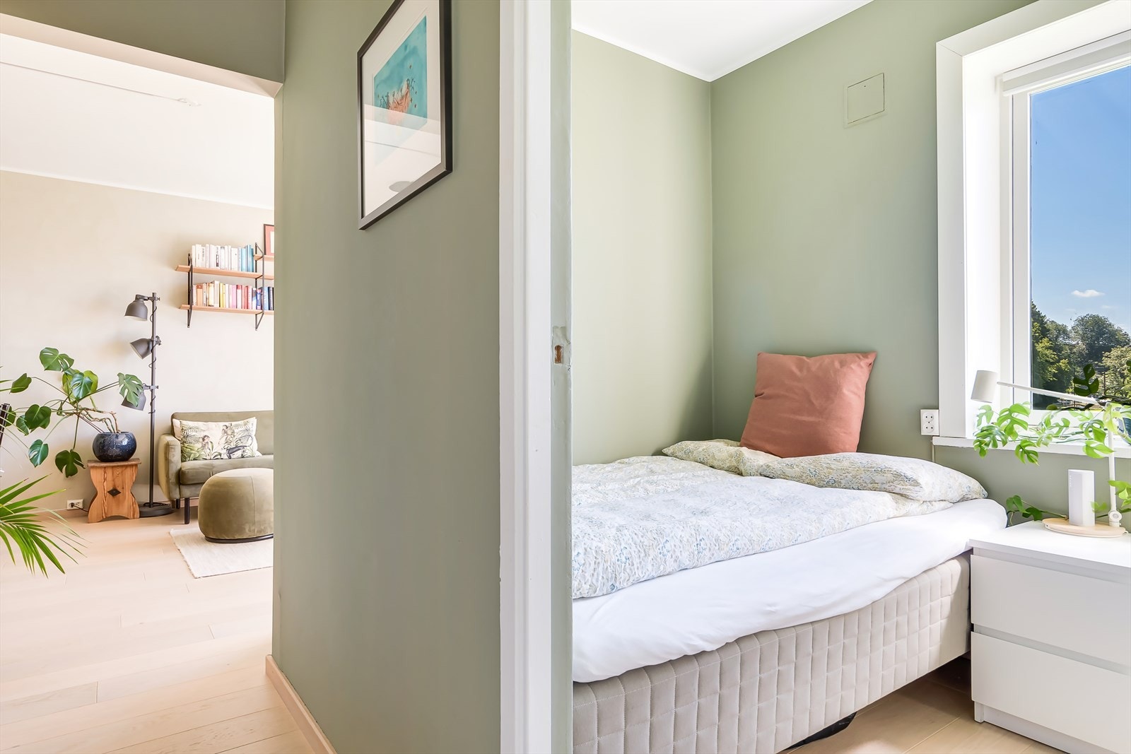 Rommet er malt i en behagelig grønnfarge med pent 1-stavs eikeparkett fra 2020 Galleribilde