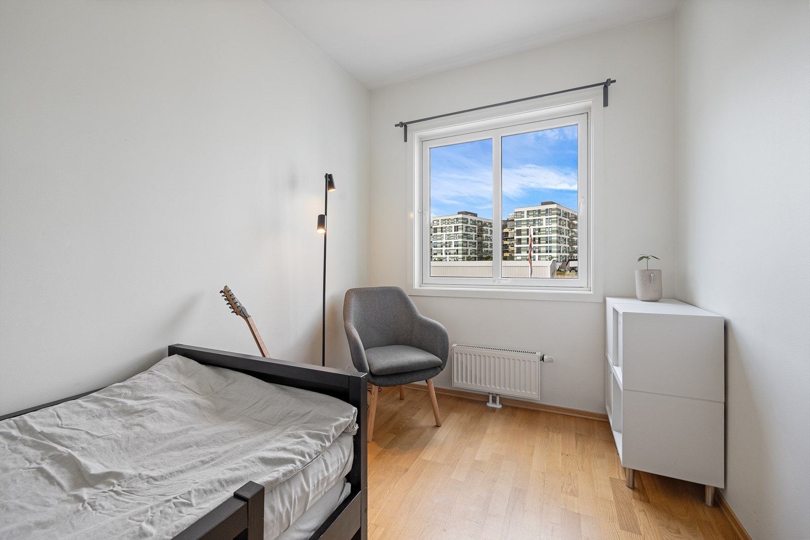 Soverom 2. Passer ypperlig som barnerom, kontor eller gjesterom- alt etter eget behov. Galleribilde