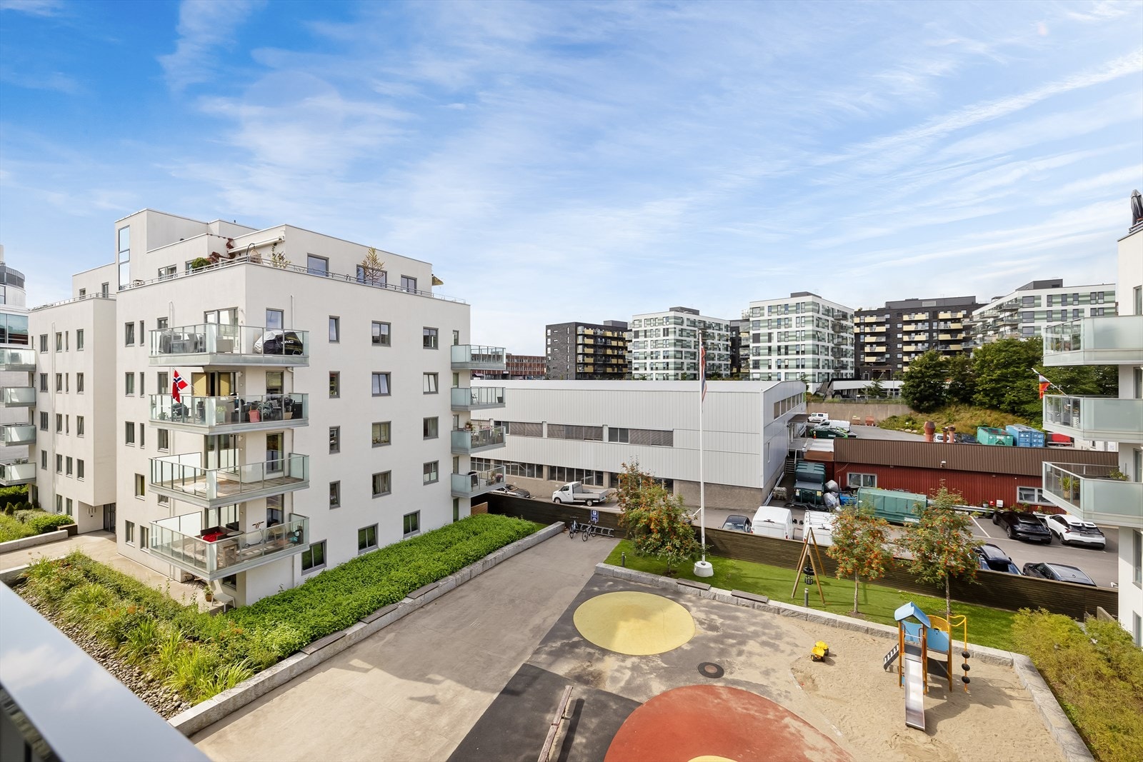 Fint utsyn mot fellesarealet til borettslaget. Selger opplyser at solen kommer rundt bygget ca. kl. 14 og frem til kl. 21 på høysommeren. Galleribilde