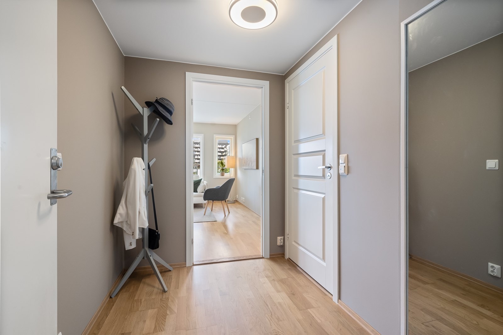 I gangen er det plass til knagger og skohylle for oppbevaring av yttertøy. Galleribilde