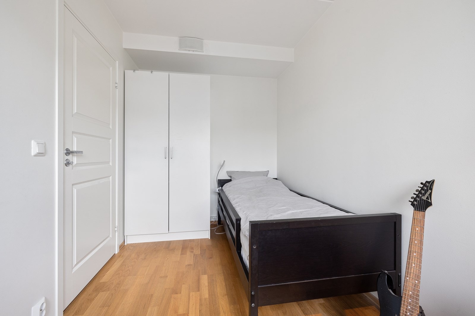 Her er det plass til seng, skrivepult og skap. Galleribilde
