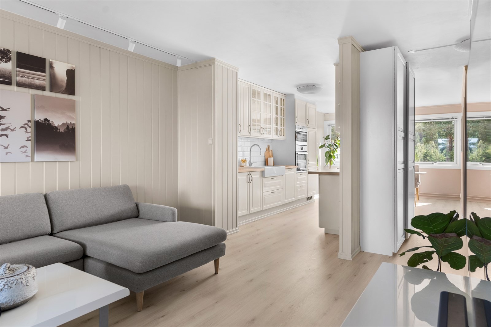 I regi av nåværende eier har veggen fra kjøkken mot stue blitt fjernet. Galleribilde