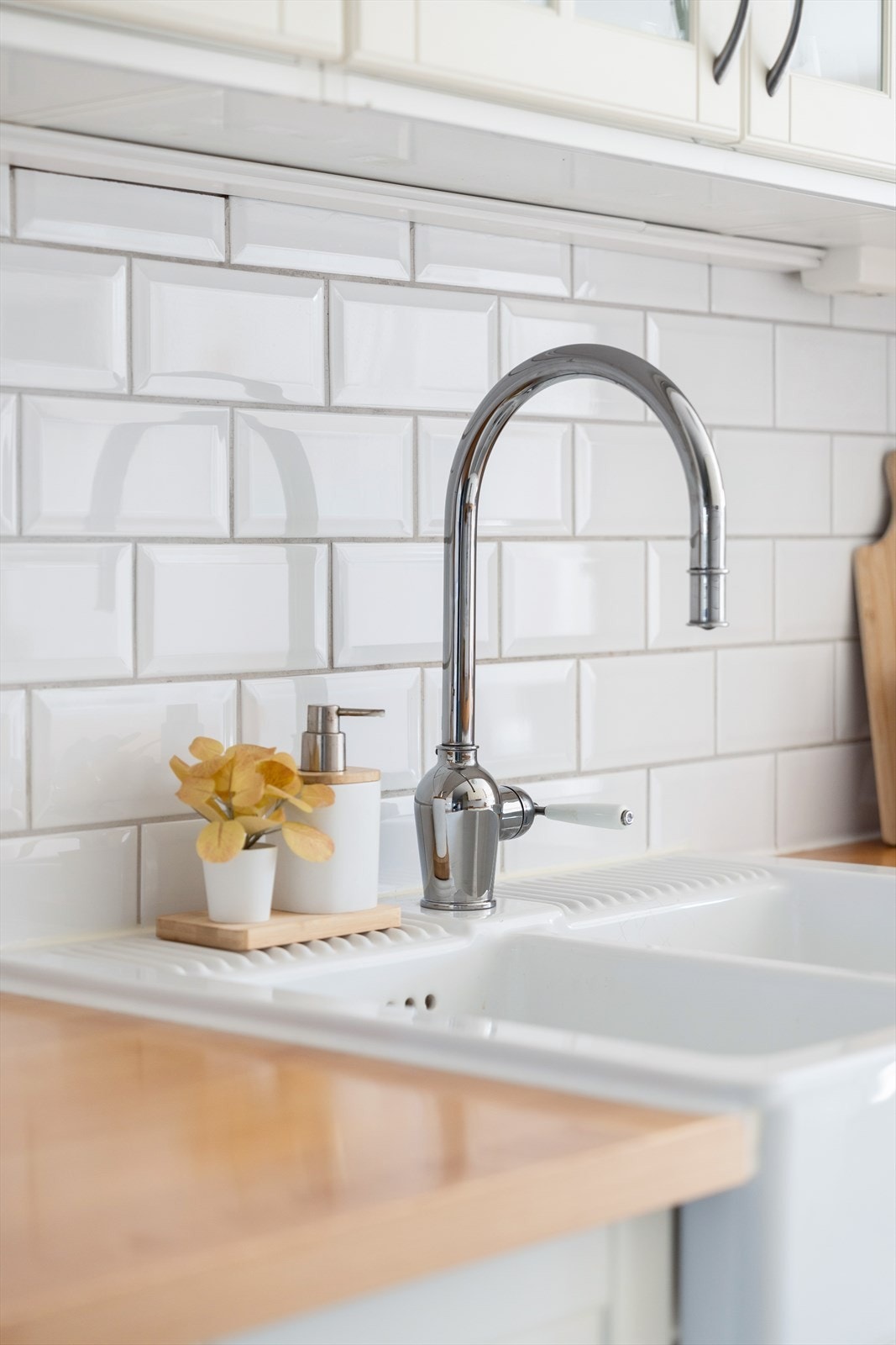 Mellom over- og underskap er det klassiske fliser på vegg - praktisk og slitesterkt!. Galleribilde